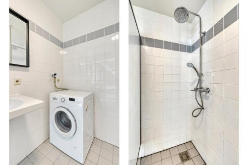 a bathroom with a washing machine and a shower at Vakantiehuis - Brabantse gezelligheid met sauna VP098 in Hoeven