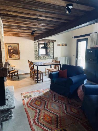 a living room with a blue couch and a table at Borgo Felice appartamento La Fontana in Monfol