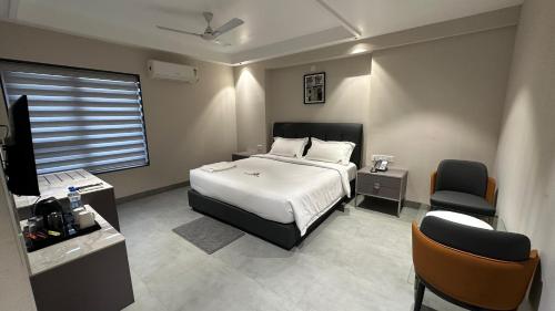 Ένα ή περισσότερα κρεβάτια σε δωμάτιο στο Hotel APS