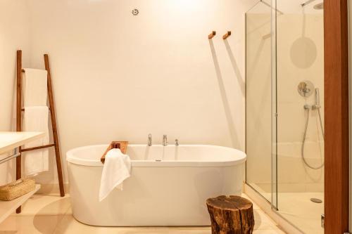 a bathroom with a bath tub and a shower at Predi Son Jaumell Hotel Rural in Capdepera