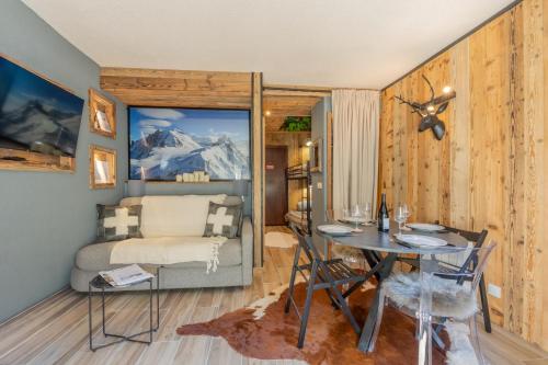 a bedroom with a bed and a desk and a table at Chalet studio Megève enface des remontées mécaniques et parking gratuit in Demi-Quartier