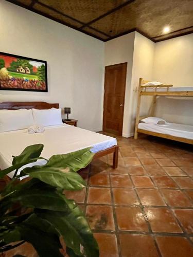 Katil atau katil-katil dalam bilik di Paruparong Bughaw Ecofarm Resort