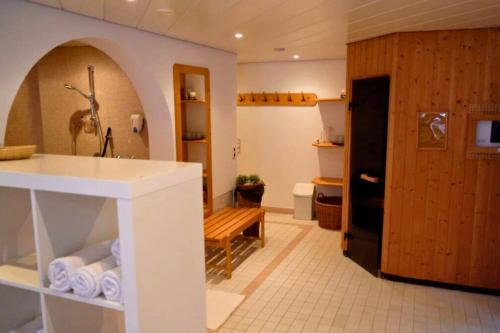 费斯Chalet Elfriede的房间里有水槽和马桶的浴室