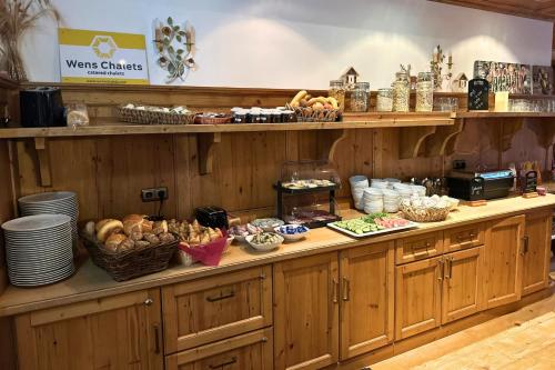 een keuken met een aanrecht met eten erop bij Chalet Elfriede in Fiss