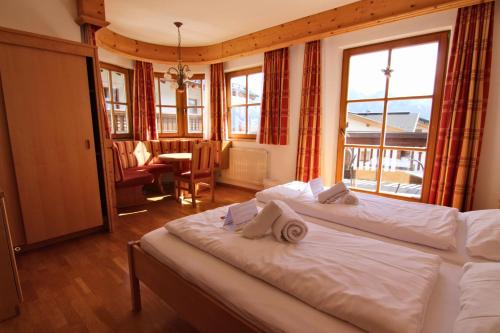 费斯Chalet Elfriede的一间卧室，床上有一张带毛巾的床