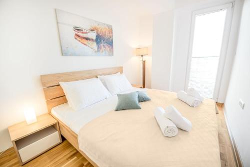 Letto o letti in una camera di Premium 1BR Free Parking APT Near Lake & Old Town