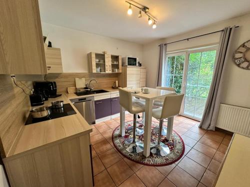 a kitchen with a table and chairs in a room at Ferienhaus Fichtenwalde, 160m², 3 SZ, 2 Bäder, bis 6 Personen, Garten, VDSL in Fichtenwalde