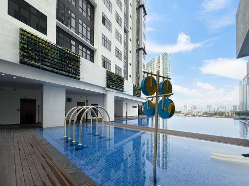 La alberca dentro o cerca de Space Residency by Avery with Cityview at JBCC #Free Parking #Walk 100m to KSL #Infinity Pool #中英文房东
