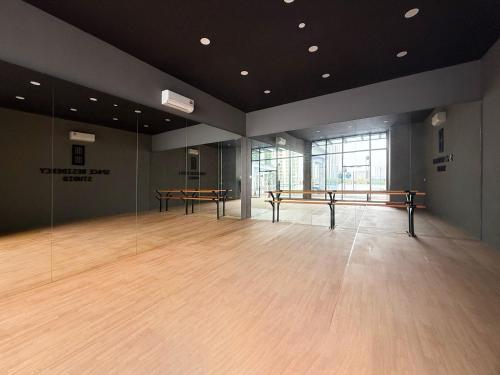 a large room with a wooden floor and glass walls at Space Residency by Avery with Cityview at JBCC #Free Parking #Walk 100m to KSL #Infinity Pool #中英文房东 in Johor Bahru
