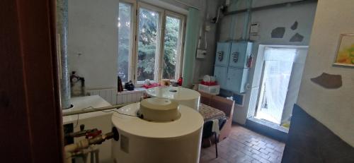 - Baño con 2 lavabos y encimera en Хостел AUTOMAX, en Dnipro