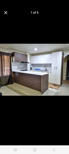 Η κουζίνα ή μικρή κουζίνα στο Azams Home Stay