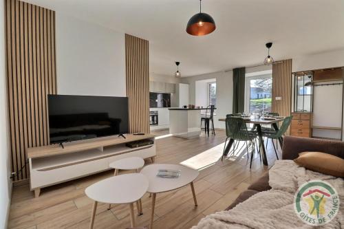 ein Wohnzimmer mit Couch und Tisch in der Unterkunft Le cocon des korrigans in Paimpont