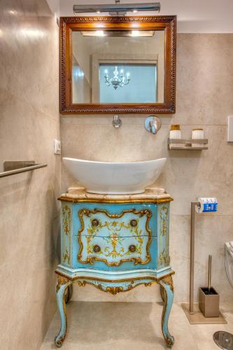 Bilik mandi di Suites Capri & Ischia