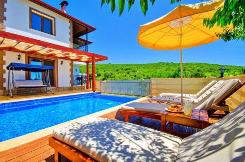 Bazén v ubytování Nature Villa with Pool and Jacuzzi nebo v jeho okolí