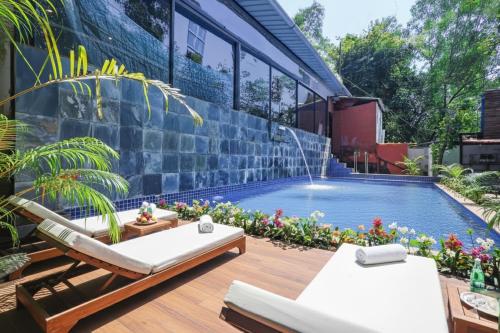 Bazén v ubytování FabHotel Amazonika Boutiqe Resort - Nr Arpora Beach nebo v jeho okolí