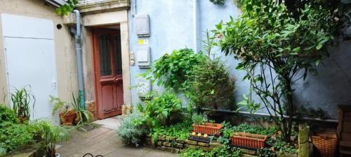 an entrance to a building with benches and trees at Magnifique appartement avec terrasse au centre Epinal in Épinal