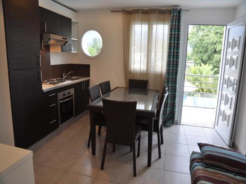 Dapur atau dapur kecil di Delightful Villa at Moriani-Plage with Garden