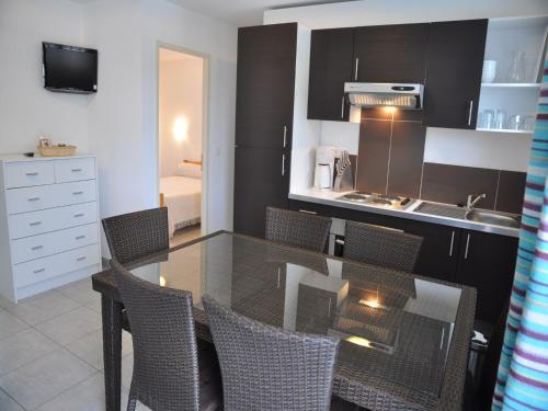 Dapur atau dapur kecil di Delightful Villa at Moriani-Plage with Garden