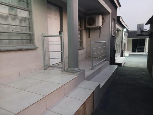 Bangunan di mana terletaknya rumah tamu ini