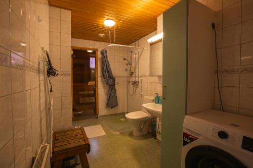 łazienka z prysznicem, toaletą i umywalką w obiekcie Mid Haven Cozy Apartment with Sauna, Glassed Balcony and Free Parking w mieście Kemi