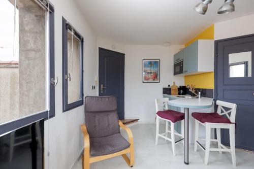 Una cocina con una mesa y sillas en una habitación. en Unique Studio Panoramic View of Rhône and Mountains, en Valence