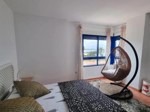 una camera con letto, ventilatore e finestra di ShoreHouse Verdemar Dos Primera linea Playa Honda a Playa Honda