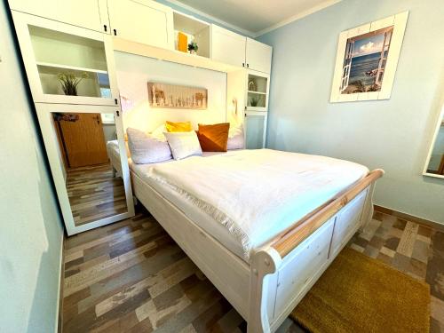 a bedroom with a large bed in a room at FERIENWOHNUNGEN Krull App 02 in Ahrenshoop