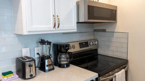 una cocina con encimera y licuadora. en La Internacional 313 home, en South Padre Island