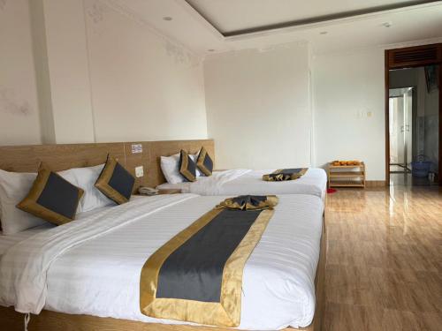 two large beds in a room with at Soda Hotel Đà Lạt in Da Lat