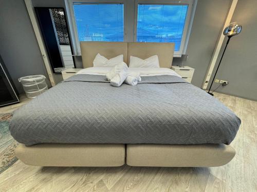 ein Schlafzimmer mit einem großen Bett mit zwei Handtüchern darauf in der Unterkunft Stilvolles & klimatisiertes Loft mit Ausblick in die Ferne in Sankt Leon-Rot