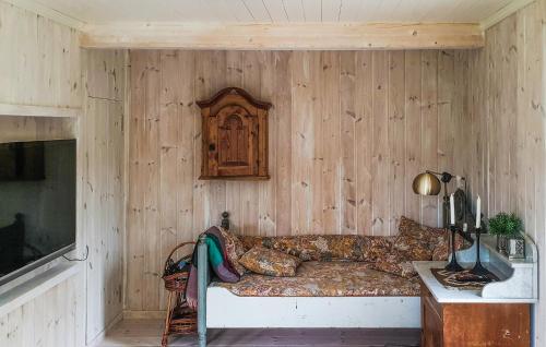Televisyen dan/atau pusat hiburan di Amazing Home In Sandefjord With Wifi