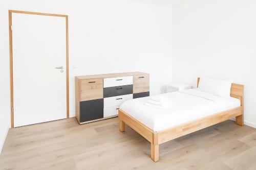 a bedroom with a bed and a mirror at Gemeinschaftsunterkunft Doppelzimmer für max 8P I 2 Bäder I Küche I einzeln oder komplett buchbar in Heidenheim