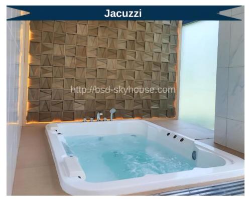 une chambre avec une baignoire dans une salle de bain dans l'établissement Apartemen SkyHouse BSD, à Samporo