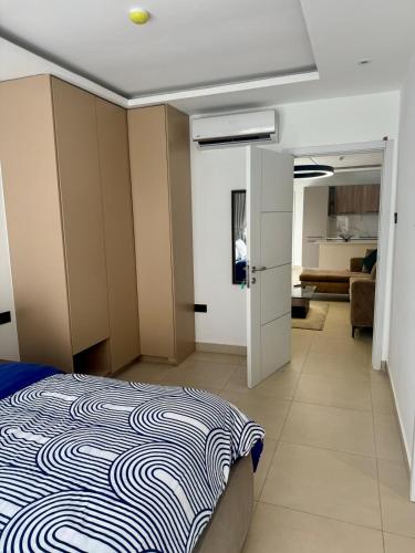 Ein Bett oder Betten in einem Zimmer der Unterkunft Bright Modern2 bedroom Apr3 minutes away from a&c mall EAST LEGON