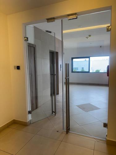 Ein Badezimmer in der Unterkunft Bright Modern2 bedroom Apr3 minutes away from a&c mall EAST LEGON