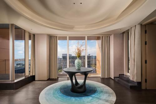 Ruang duduk di Hotel Indigo Shanghai Harbour City