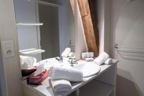 a bathroom with a sink and a mirror at Studio Revy 3 - Coeur de Ville in Néris-les-Bains