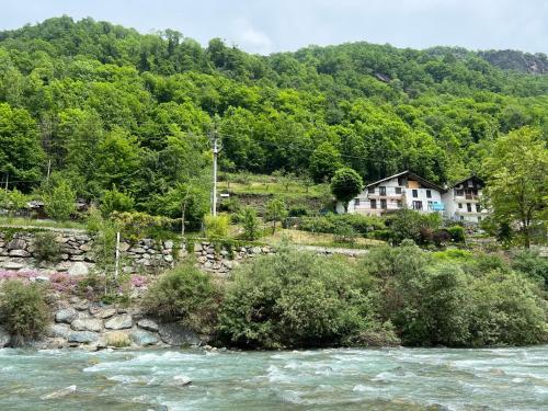 a house on a hill next to a river at I cinque viaggiatori in Ceres