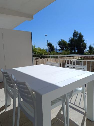 a white table and chairs on a balcony at Solleone - Appartamento 4B in Paestum