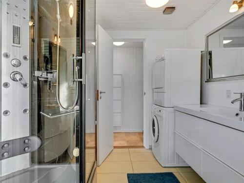 Ένα μπάνιο στο Holiday Home Joon - 300m from the sea by Interhome