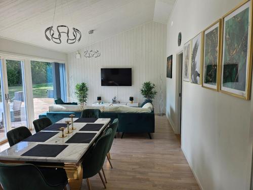 Fotografie z fotogalerie ubytování Modern House 2025 v destinaci Färjestaden
