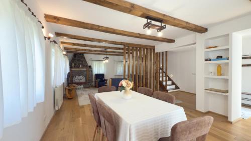 Dapur atau dapur kecil di Rustic House Busteni