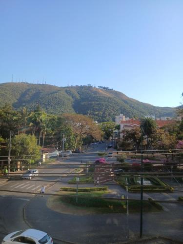 an empty parking lot with a mountain in the background at Apartamento 222 Pé na Praça 1 vaga Garagem 8 hóspedes in Poços de Caldas