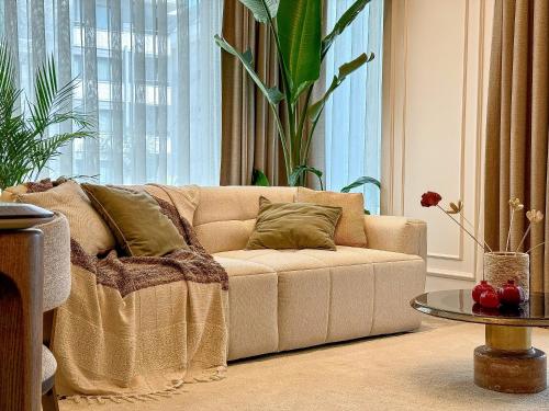 un salon avec un canapé et une table dans l'établissement Qoople Legend C9 - Luxury apartment in Alanya, à Alanya