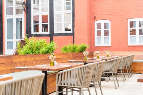 a row of tables and chairs on a patio at Hanse House Wismar in Wismar