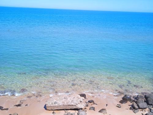 a view of the beach with the water and rocks at Kariat arkma in Nador