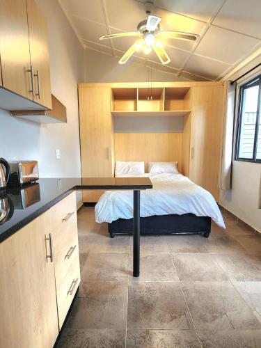 Postel nebo postele na pokoji v ubytování Durban North Sea Breeze Hideout