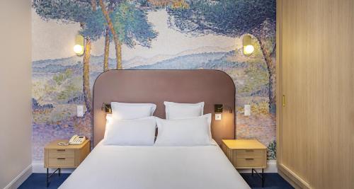 a bedroom with a large bed with a painting on the wall at Best Western Poitiers Centre Le Grand Hôtel in Poitiers