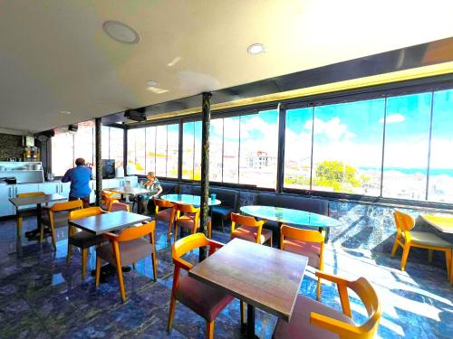 Εστιατόριο ή άλλο μέρος για φαγητό στο KayaRoYal Hotel Rooftop Unlimited Tea and Coffees At The Terrace Restaurant