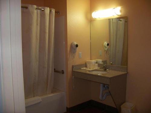 Bilik mandi di Days Inn & Suites by Wyndham Columbus NE
